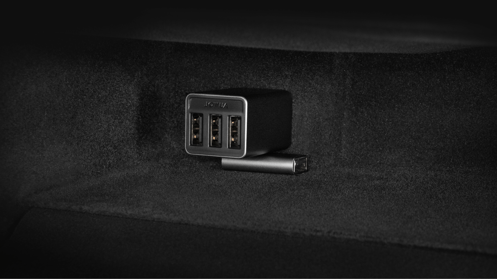 Tesla 4 Port USB Dashcam Hub (Tesla Model 3 2018-2023/ Model Y 2018-2024)-1